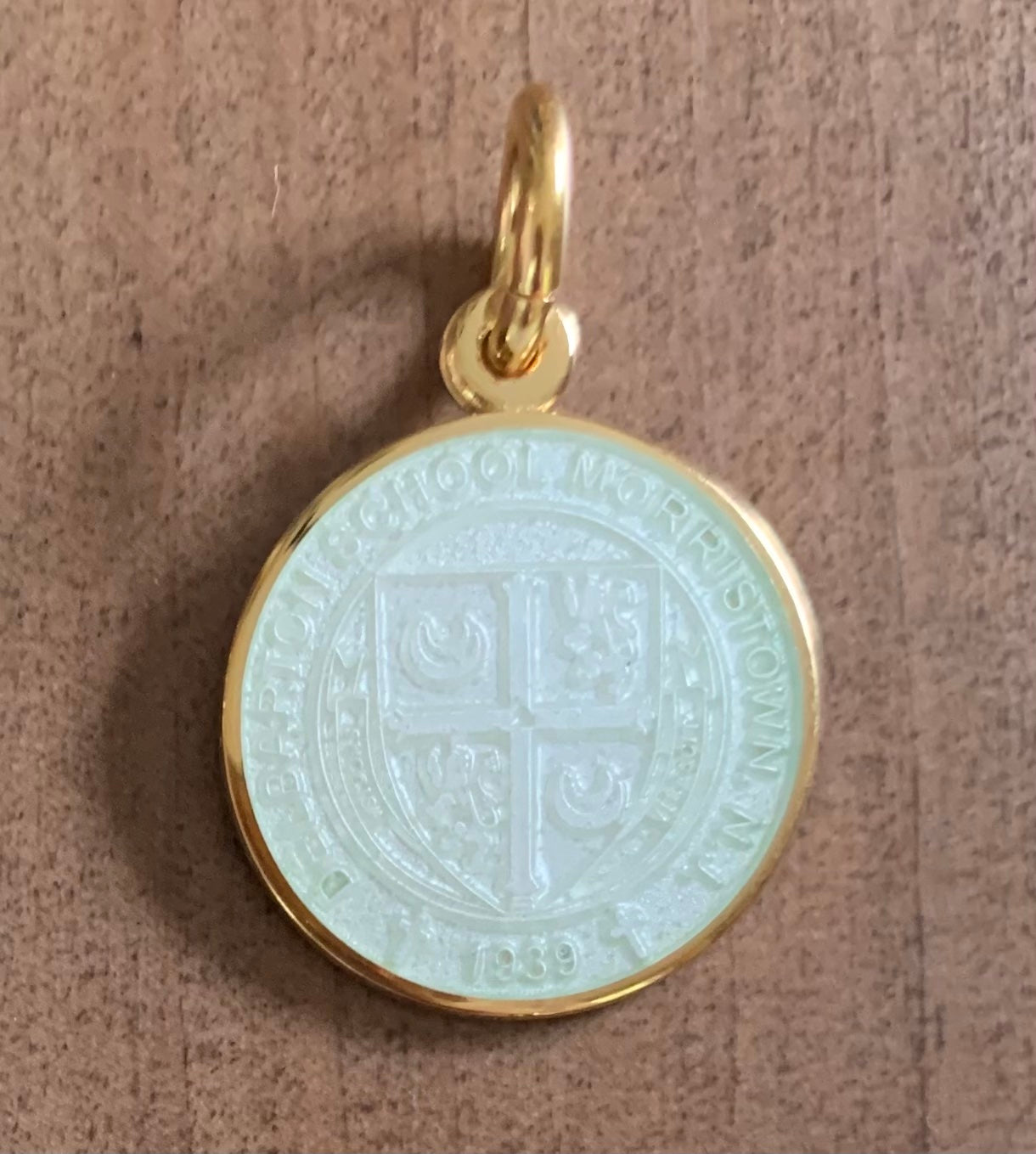 Charm - F. Gerald New Small White Enamel Crest in Vermeil - White/Gold